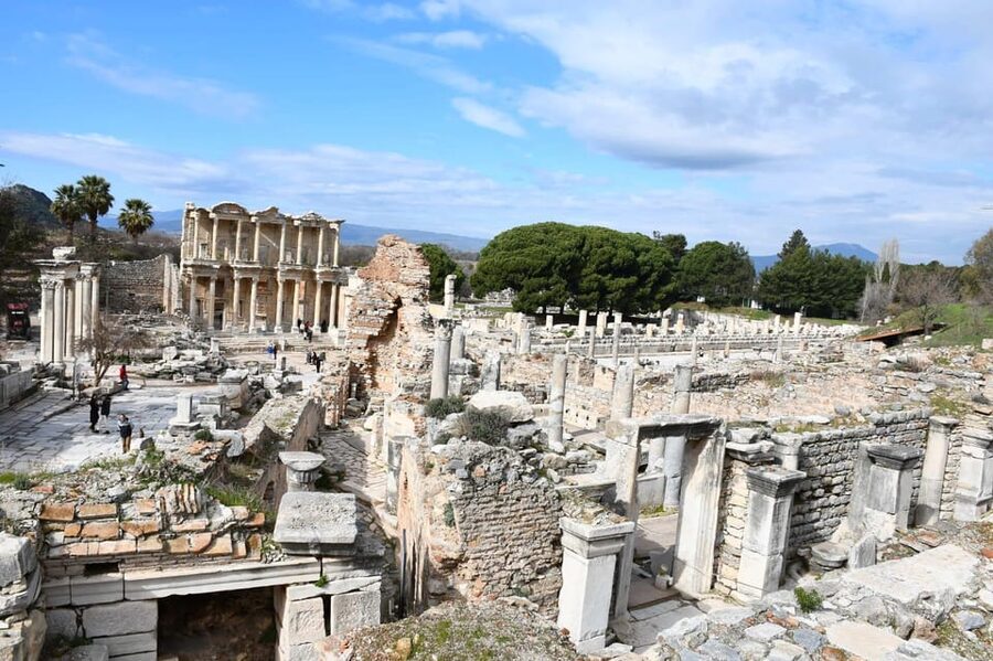 Daily Ephesus&Pamukkale Tour from Istanbul by Return Flight - Lunch in Between Ruins: Fuel Without Losing Momentum