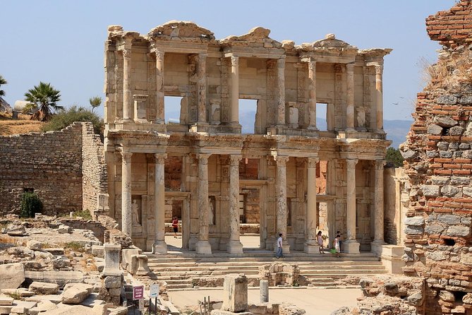 Ephesus Highlights Tour for Cruisers from Kuşadası Port - Meeting Your Guide at the Port, and Why a Sign on a Busy Pier Matters