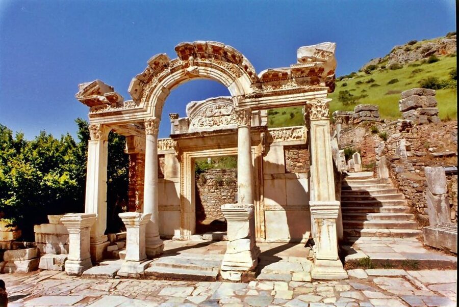 Kusadasi: Ephesus Small Group Tour - Selcuk stop: museum time and a food tasting break